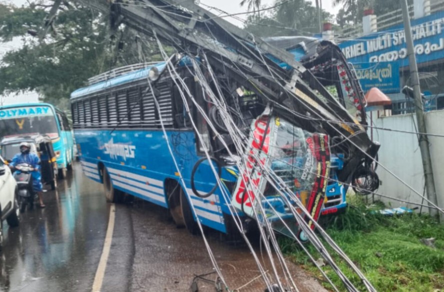 ചങ്ങനാശ്ശേരിയിൽ നിയന്ത്രണം നഷ്ടമായ സ്വകാര്യ ബസ് റോഡരികിലെ വൈദ്യുതി പോസ്റ്റിലേയ്ക്ക് ഇടിച്ചു കയറി അപകടം
