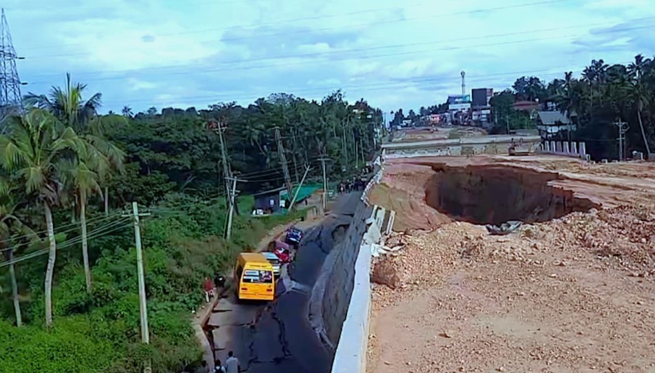 കൊല്ലത്ത് ദേശീയപാതയുടെ സംരക്ഷണ ഭിത്തി തകർന്നു; സർവീസ് റോഡ് വിണ്ടുകീറി, വാഹനങ്ങൾ കുടുങ്ങി ; അടിയന്തര അന്വേഷണത്തിന് പൊതുമരാമത്ത് മന്ത്രിയുടെ നിർദേശം