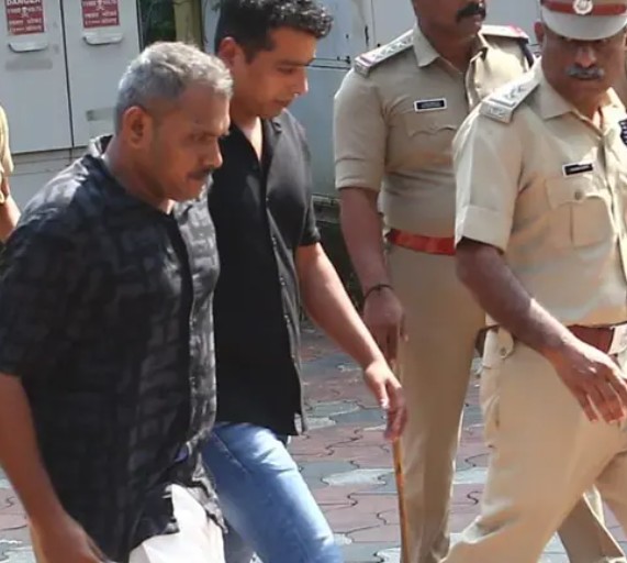 വീട്ടിൽ അമ്മ മാത്രമേയുള്ളൂ എന്ന് പൾസർ സുനി… താനൊരു തെറ്റും ചെയ്തിട്ടില്ല എന്ന് മാർട്ടിൻ  : ശിക്ഷാ ഇളവിനായി പൊട്ടിക്കരഞ്ഞ് പ്രതികൾ: ശിക്ഷാവിധി ഉടൻ