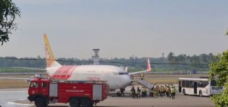 നെടുമ്പാശേരിയിൽ അടിയന്തര ലാൻഡിങ്; വിമാനത്തിന്റെ ടയറുകൾ പൊട്ടി, യാത്രക്കാർ സുരക്ഷിതർ