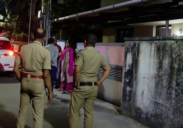 കൊച്ചിയിൽ റിട്ട. അധ്യാപിക മരിച്ച നിലയിൽ : മൃതദേഹത്തിൽ നിറയെ മുറിവുകള്‍