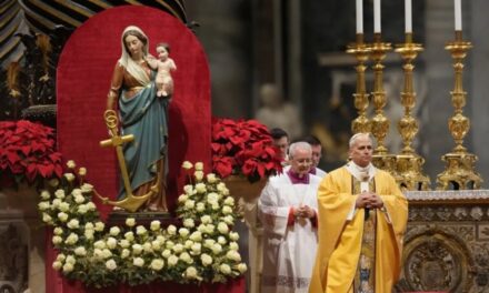 “അപരിചിതരോടും ദരിദ്രരോടും ദയ കാണിക്കാൻ ആഹ്വാനം ചെയ്ത് മാർപാപ്പ” : തിരുപ്പിറവിയുടെ ഓർമ്മയിൽ ക്രിസ്മസിനെ വരവേറ്റ് ലോകം : ബേത്‍ലഹേമിൽ ആഘോഷം 2 വർഷത്തിന് ശേഷം