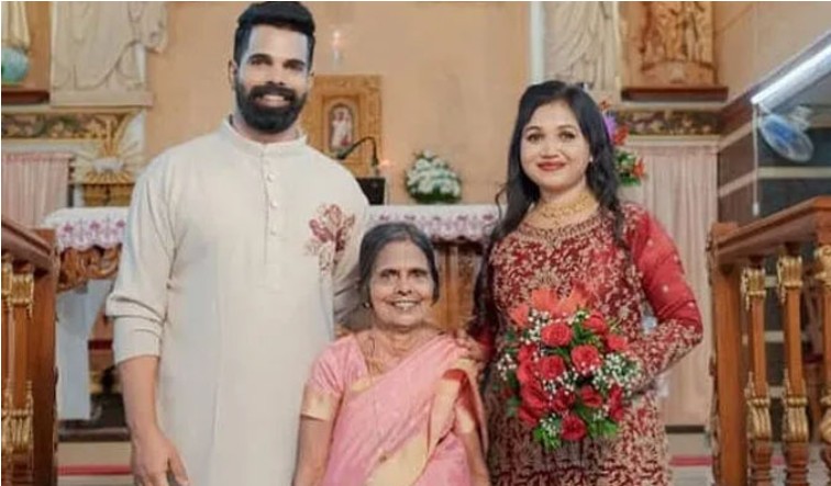 അമ്മച്ചിയുടെ ഏറ്റവും വലിയ ആഗ്രഹം… ടീമേ..ഞങ്ങളുടെ മനസമ്മതം കഴിഞ്ഞിട്ടാ, മനസ്സമ്മതത്തിന്റെ ചിത്രങ്ങൾ പങ്കുവെച്ച് ബിനീഷ് ബാസ്റ്റിൻ