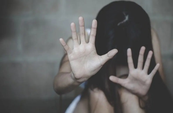 ഓടിക്കൊണ്ടിരുന്ന വാനിൽ യുവതിയെ പീഡിപ്പിച്ച് റോഡിലേക്ക് വലിച്ചെറിഞ്ഞു,  3 മണിക്കൂർ  കൊടുംക്രൂരത; മുഖത്ത് ആഴത്തിൽ മുറിവ് : രണ്ടുപേർ പിടിയിൽ