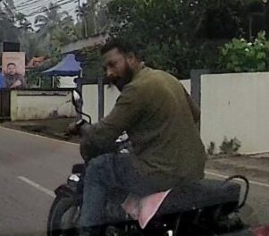 ഹെല്‍മറ്റില്ലാതെ ബുള്ളറ്റില്‍ പറപറന്ന്, കുടുംബത്തോടെ കാര്‍ യാത്രക്കാര്‍ക്ക് അസഭ്യവര്‍ഷം,ഇതു സ്മാര്‍ട്ട് വൈക്കം