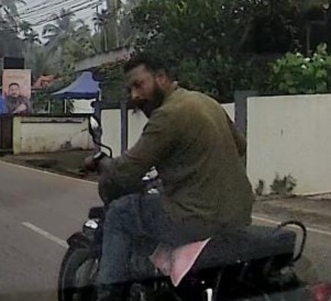 ഹെല്‍മറ്റില്ലാതെ ബുള്ളറ്റില്‍ പറപറന്ന്, കുടുംബത്തോടെ കാര്‍ യാത്രക്കാര്‍ക്ക് അസഭ്യവര്‍ഷം,ഇതു സ്മാര്‍ട്ട് വൈക്കം