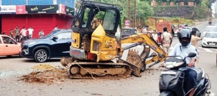 പാലാ ടൗണില്‍ ലോറിയില്‍ നിന്ന് മണ്ണുമാന്തിയന്ത്രം വീണു, ഓട്ടോ ഡ്രൈവര്‍ക്ക് പരിക്ക്