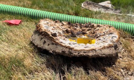 വീട്ടുമുറ്റത്തെ സെപ്റ്റിങ്ക് ടാങ്കില്‍ കാല്‍ കുടുങ്ങി വീണു.കക്കൂസ് മാലിന്യത്തില്‍ പാതി ശരീരം മുങ്ങി യുവതി,ഒടുവില്‍ ഫയര്‍ ഫോഴ്‌സ് എത്തി രക്ഷിച്ചു