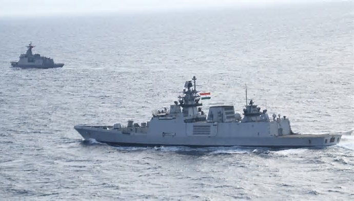 തിരുവനന്തപുരം കടലില്‍ നാവികസേനയുടെ അഭ്യാസ പ്രകടനം നാവികസേനാ ആഘോഷത്തില്‍ പങ്കെടുക്കാന്‍ രാഷ്ട്രപതി എത്തുന്നു