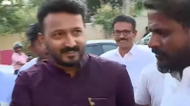 രാഹുൽ മാങ്കൂട്ടത്തിൽ വോട്ട് ചെയ്യാൻ എത്തി