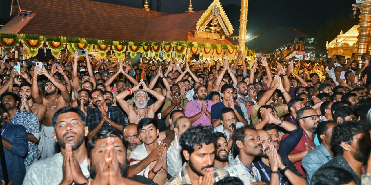 ആയിരങ്ങള്‍ക്ക് ദര്‍ശനപുണ്യമായി പൊന്നമ്പലമേട്ടില്‍ മകരവിളക്ക്