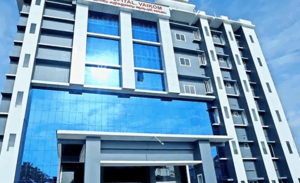 വൈക്കം താലൂക്ക് ആശുപത്രി മുന്നില്‍ അര്‍ധരാത്രി കൂട്ടത്തല്ല് 12 പേര്‍ക്ക് എതിരെ കേസ്