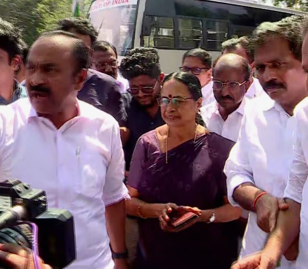 സിപിഎം മുൻ എംഎൽഎ അയിഷാ പോറ്റി കോൺഗ്രസിൽ; സ്വീകരിച്ച് പ്രതിപക്ഷ നേതാവ് : കൊട്ടാരക്കരയിൽ യുഡിഎഫ് സ്ഥാനാർഥി ആയേക്കും