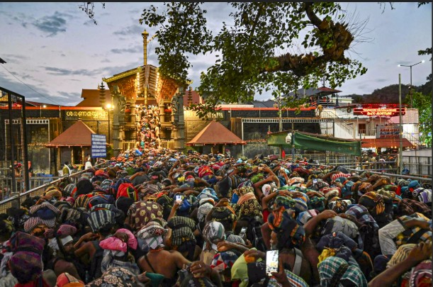 ശബരിമലയിൽ ഇന്ന് മകരവിളക്ക് മഹോത്സവം; തിരുവാഭരണ ഘോഷയാത്ര വൈകുന്നേരം അഞ്ചരയോടെ ശരംകുത്തിയിൽ എത്തും