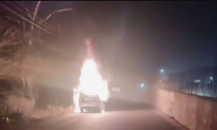 എഞ്ചിൻ ഭാഗത്തുനിന്നും പുക; കല്ലമ്പലത്ത് ഓടിക്കൊണ്ടിരുന്ന കാറിന് തീ പിടിച്ചു, കുടുംബാംഗങ്ങൾ രക്ഷപ്പെട്ടത് തലനാരിഴക്ക്