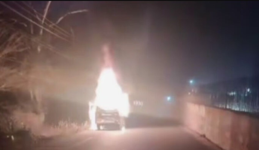 എഞ്ചിൻ ഭാഗത്തുനിന്നും പുക; കല്ലമ്പലത്ത് ഓടിക്കൊണ്ടിരുന്ന കാറിന് തീ പിടിച്ചു, കുടുംബാംഗങ്ങൾ രക്ഷപ്പെട്ടത് തലനാരിഴക്ക്