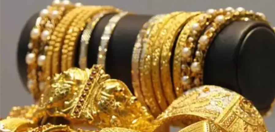 തൊട്ടാൽ പൊള്ളുന്ന പൊന്ന്! ചരിത്രത്തിലെ ഏറ്റവും വലിയ വിലയിൽ സ്വർണം; വെള്ളിയുടെ വില ​ഗ്രാമിന് 300 കടന്നു