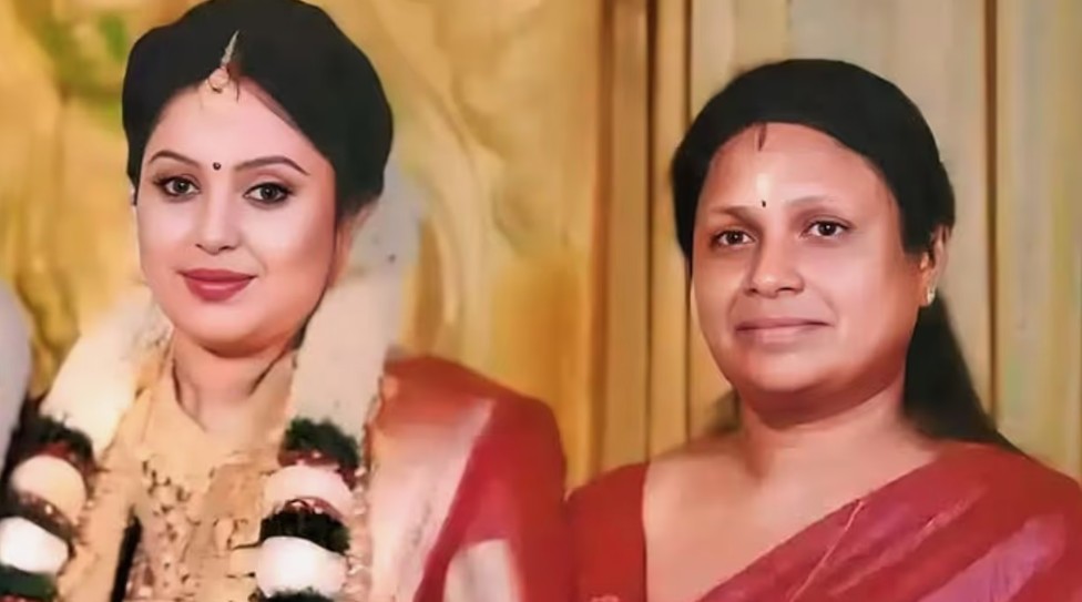 ‘അപമാനഭാരം താങ്ങാനാവുന്നില്ല’ : കുടുംബഗ്രൂപ്പിൽ സന്ദേശമയച്ചു, കൈകൾ കോർത്ത നിലയിൽ അമ്മയുടെയും മകളുടെയും മൃതദേഹങ്ങൾ