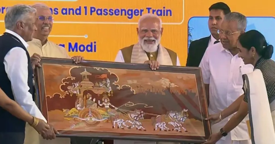 തലസ്ഥാനത്തെ ആവേശത്തിലാഴ്ത്തി പ്രധാനമന്ത്രി ; ട്രെയിനുകൾ ഫ്‌ളാഗ് ഓഫ് ചെയ്തു