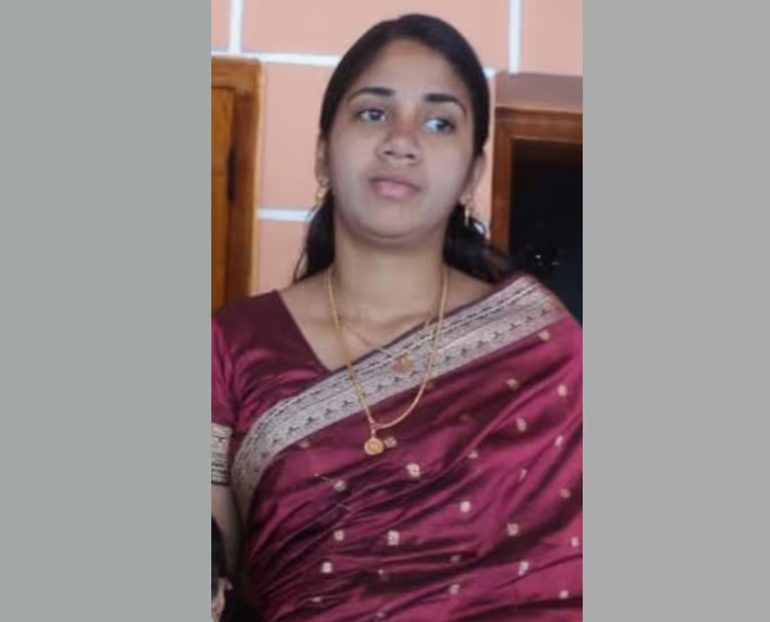 തിരുവനന്തപുരത്ത് മകളെ ആശുപത്രിയിൽ കാണിച്ച് മടങ്ങുന്നതിടെ വീട്ടമ്മയുടെ സ്കൂട്ടർ ഇടിച്ച് തെറിപ്പിച്ച് അമിത വേഗത്തിലെത്തിയ കാർ : 40കാരിക്ക് ദാരുണാന്ത്യം