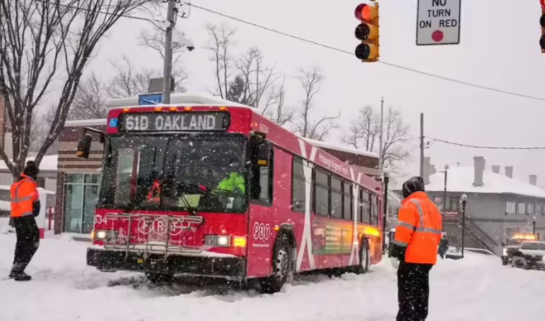 അമേരിക്കയിൽ കാലാവസ്ഥ അടിയന്തരാവസ്ഥ, ശക്തമായ കൊടുങ്കാറ്റും മഞ്ഞുവീഴ്ചയും, 13000 വിമാന സർവീസുകൾ റദ്ദാക്കി, 5 മരണം