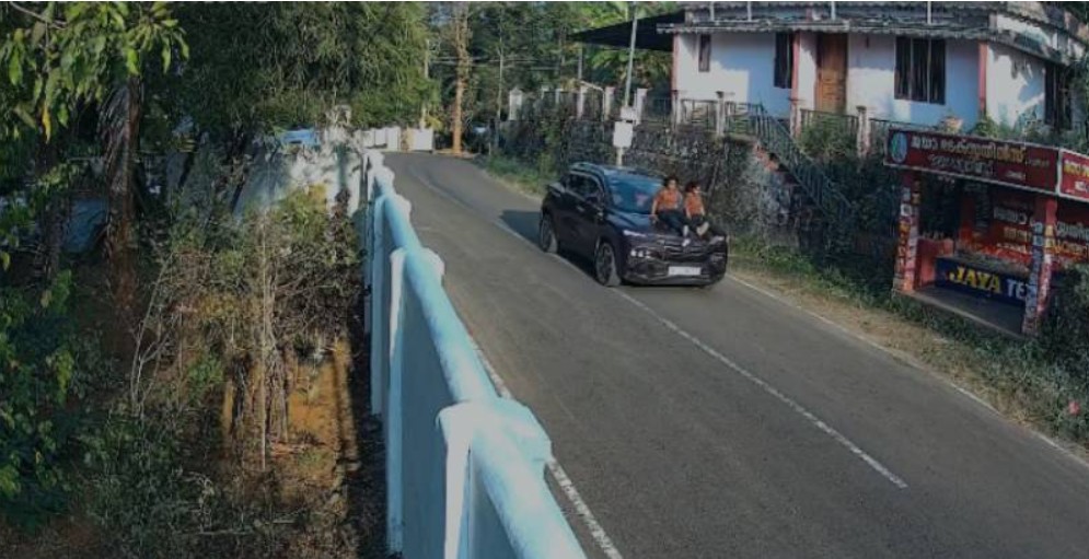 കോട്ടയത്ത്  കാറിന്റെ ബോണറ്റില്‍ പിഞ്ചുകുട്ടികളെ ഇരുത്തി  സാഹസികയാത്ര; പിതാവിനെതിരെ കേസ്
