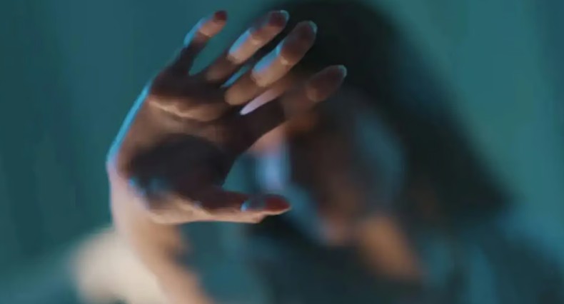 ഫോൺ നന്നാക്കാനെത്തി, മലയാളി യുവനടിയെ കടന്ന് പിടിക്കാന്‍ ശ്രമം; 20കാരനെ പിടികൂടി പൊലീസ്