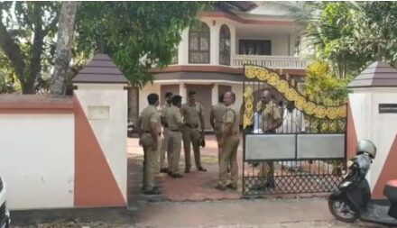 വീട് പൂട്ടി ബന്ധു വീട്ടിൽ പോയി, തിരികെ വന്നപ്പോൾ കണ്ടത് ലോക്കർ തകർന്നു കിടക്കുന്നത് ; 20 പവൻ സ്വർണവും ലാപ്ടോപ് അടക്കമുള്ള വസ്തുക്കളും മോഷ്ടിച്ചു