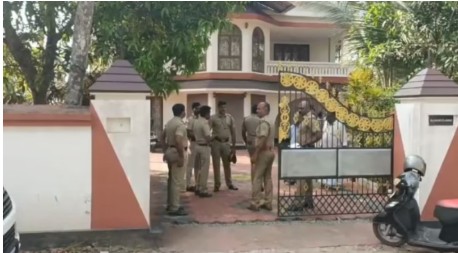 വീട് പൂട്ടി ബന്ധു വീട്ടിൽ പോയി, തിരികെ വന്നപ്പോൾ കണ്ടത് ലോക്കർ തകർന്നു കിടക്കുന്നത് ; 20 പവൻ സ്വർണവും ലാപ്ടോപ് അടക്കമുള്ള വസ്തുക്കളും മോഷ്ടിച്ചു