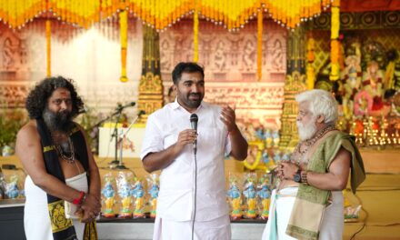 ഭാഗവതവേദിയിലെത്തി ചാണ്ടി ഉമ്മനും , മറിയം ഉമ്മനുംഉമ്മൻചാണ്ടിയും മള്ളിയൂർ അച്ഛൻതിരുമേനിയുമായുണ്ടായിരുന്ന ആത്മബന്ധം വിവരിച്ചു ചാണ്ടി ഉമ്മൻ