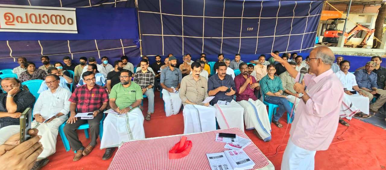 മാധ്യമപ്രവർത്തകർക്ക് പട്ടിണി, മാർക്കറ്റിംഗ് വല്ലഭന്മാർക്ക് പറക്കാൻ എയർ ടിക്കറ്റ്