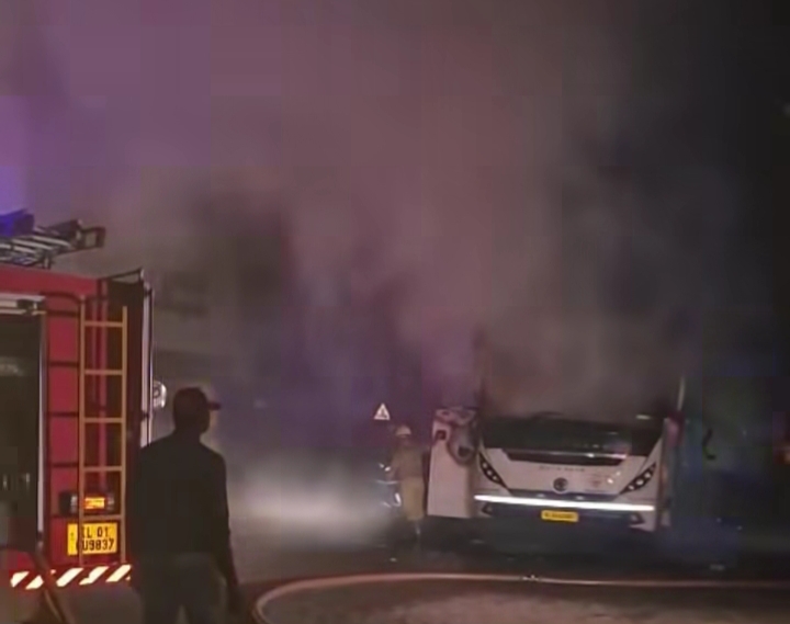 മുണ്ടക്കയം ടൗണിൽ ടൂറിസ്റ്റ് ബസ് കത്തി നശിച്ചു