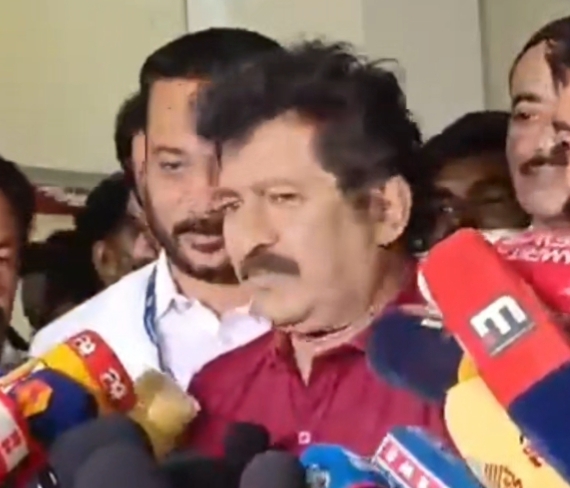 പ്രേംകുമാര്‍ കോണ്‍ഗ്രസ് കോട്ടയത്ത് കോൺഗ്രസ് വേദിയിൽ