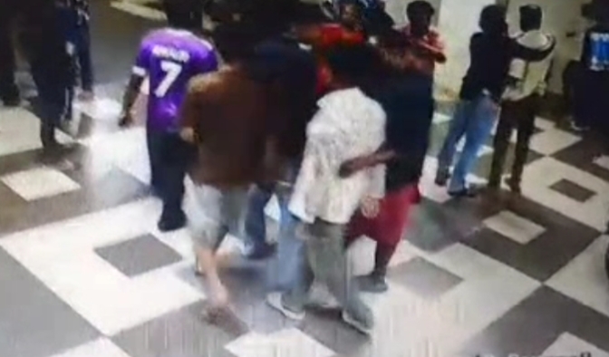 കൊച്ചിയിലെ ബാറിൽ യുവാവിന ക്രൂരമർദ്ദനം, പോലീസ് കേസെടുത്തു