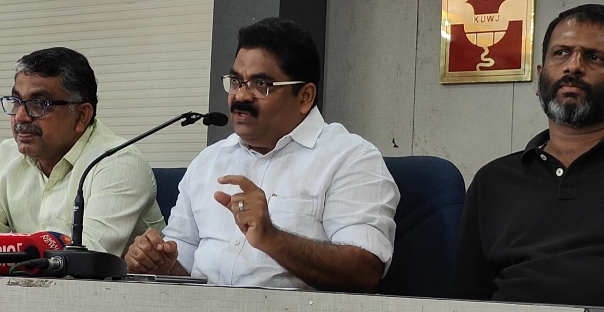 മോൻസ് ജോസഫ് ഊരുവിലക്കിയെന്ന് , സജി മഞ്ഞക്കടമ്പിൽ പുതുയുഗയാത്രയുടെ വേദി പങ്കിടില്ല