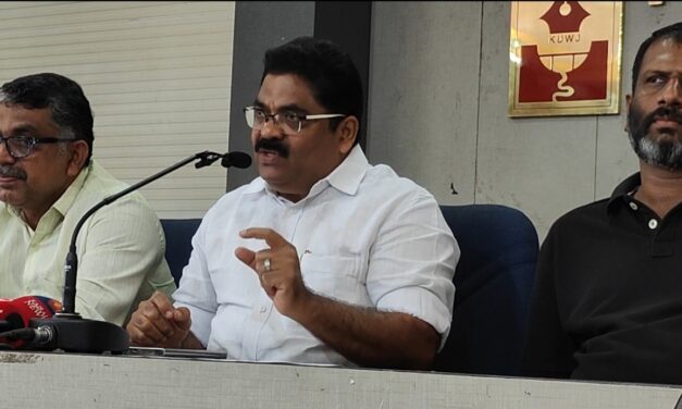 മോൻസ് ജോസഫ് ഊരുവിലക്കിയെന്ന് , സജി മഞ്ഞക്കടമ്പിൽ പുതുയുഗയാത്രയുടെ വേദി പങ്കിടില്ല