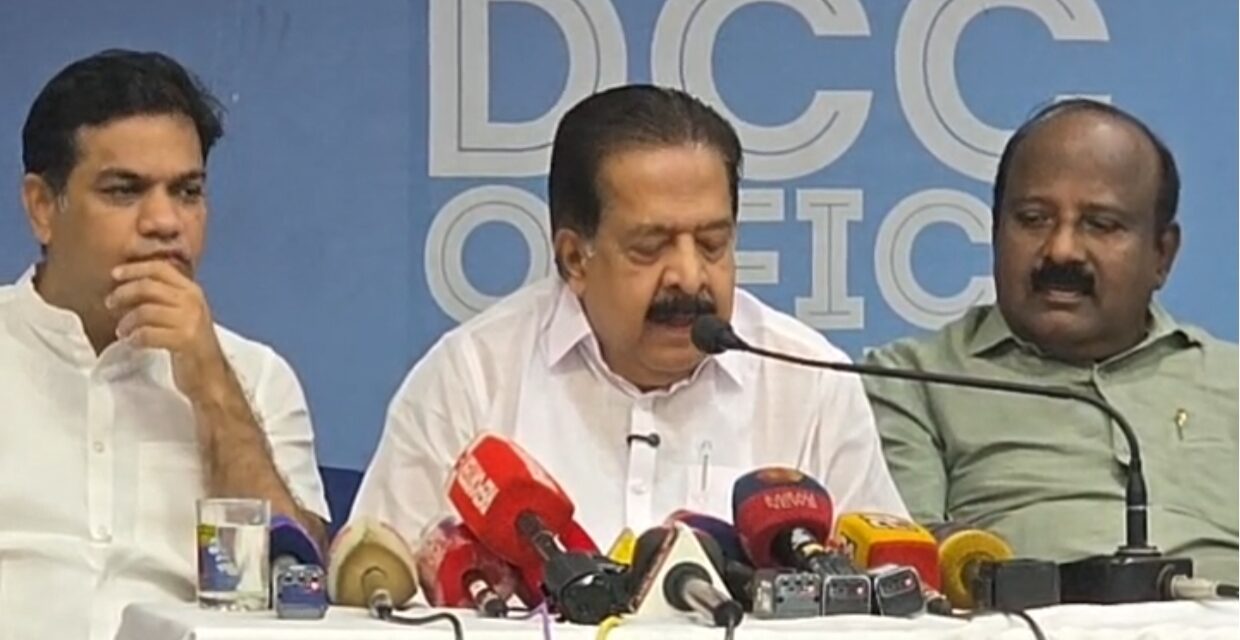 മുഖ്യമന്ത്രിയുടെ ഓഫീസ് വഴി ഒരു കോടിയിലധികം സാധാരണക്കാരുടെ വ്യക്തിവിവരങ്ങൾ ചോർത്തിയതായി രമേശ് ചെന്നിത്തല