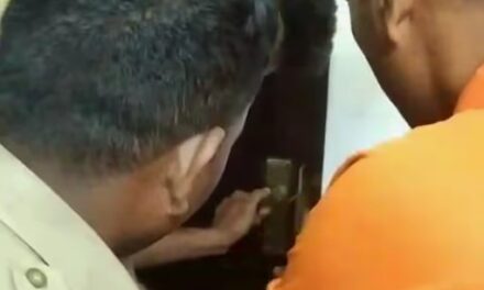 നേരം വെളുത്തപ്പോൾ ലോക്കായി കുടുംബം, അകത്തോട്ടും പുറത്തോട്ടും അനങ്ങാൻ പറ്റുന്നില്ല, ഫയർഫോഴ്സ്; എത്തി രക്ഷപ്പെടുത്തി