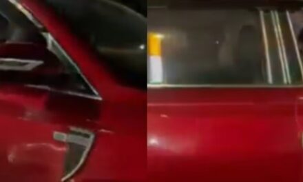 കാറിലിരുന്ന് അശ്ലീല ആം​​ഗ്യവും  ഫ്ലയിം​ഗ് കിസ്സും , സോഷ്യൽ മീഡിയയിൽ വൈറലായി വീഡിയോ, പിന്നാലെ രണ്ടാളെയും പൊക്കി പൊലീസ്