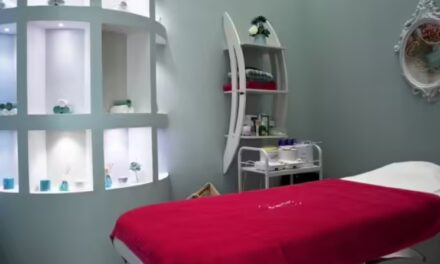 വസ്ത്രം മാറുന്നതിനിടെ തെറാപ്പിസ്റ്റ് വാതിൽ തുറന്നു, തെറപ്പിസ്റ്റ് തന്നോട് മോശമായി പെരുമാറി’; സ്പായ്ക്കെതിരെ പരാതിയുമായി യുവതി