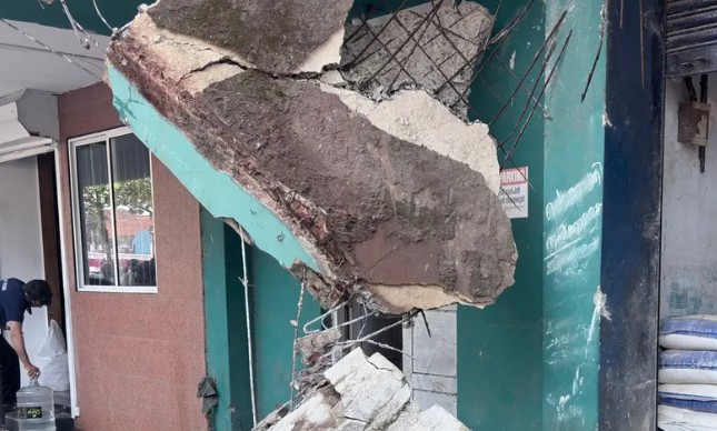 കോഴിക്കോട് വലിയങ്ങാടിയിൽ കെട്ടിടത്തിന്റെ കോൺക്രീറ്റ് സ്ലാബ് തകർന്ന് വീണു; 3 തൊഴിലാളികൾക്കു ദാരുണാന്ത്യം, 3 പേർക്ക് പരുക്ക്