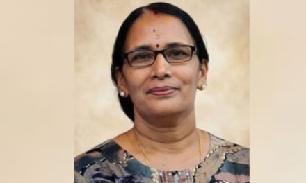 ബസ് സ്കൂട്ടറിന്‍റെ ഹാൻഡിലിൽ  തട്ടി, വാഹനം മറിഞ്ഞ് ബസിനടിയിലേക്ക് വീണു, ദാരുണാന്ത്യം