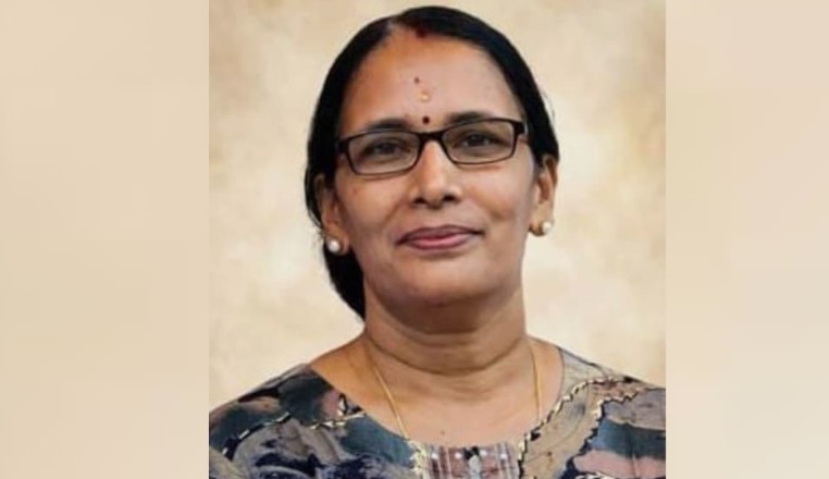 ബസ് സ്കൂട്ടറിന്‍റെ ഹാൻഡിലിൽ  തട്ടി, വാഹനം മറിഞ്ഞ് ബസിനടിയിലേക്ക് വീണു, ദാരുണാന്ത്യം