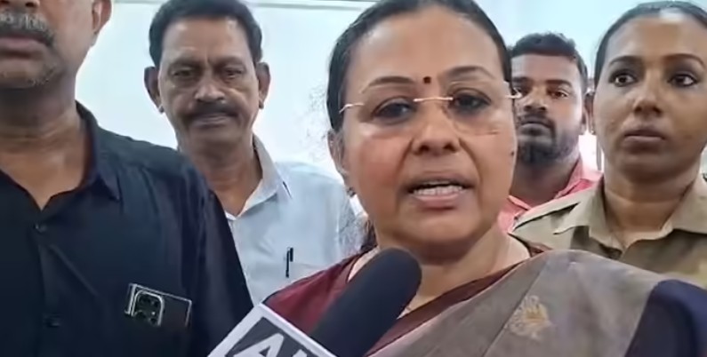 കെഎസ്‍യു കരിങ്കൊടി പ്രതിഷേധത്തിനിടെ മന്ത്രി വീണാ  ജോർജിന് പരിക്ക്; ആശുപത്രിയിലേക്ക് മാറ്റി
