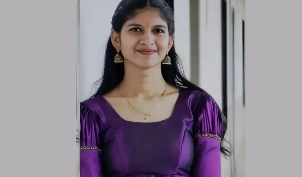 നെറ്റിയിലും താടിയിലും മുറിവ്; സൈക്കോളജി വിദ്യാർഥിനി വീടിനുള്ളിൽ തൂങ്ങിമരിച്ച നിലയിൽ