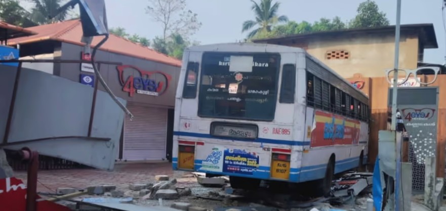 യാത്രക്കിടെ ഹൃദയാഘാതം : കെഎസ്ആർടിസി ഡ്രൈവർ കുഴഞ്ഞ് വീണ് മരിച്ചു, മാവേലിക്കരയിൽ നിയന്ത്രണംവിട്ട ബസ് കടയിലേക്ക് ഇടിച്ചു കയറി