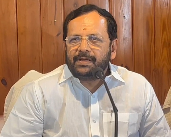 ചങ്ങനാശ്ശേരിയുടെ വികസന അവകാശവാദം ആൺകുട്ടിക്ക് മീശ വരുമ്പോൾ പിതാവിൻറെ മേനി നടിക്കൽ പോലെ ലജ്ജാകരം: രാധാകൃഷ്ണ മേനോൻ