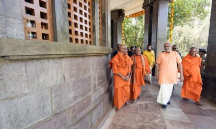 ശിവഗിരിയിൽ ഉപരാഷ്ട്രപതിക്ക് ചുവപ്പു പരവതാനി, ചങ്ങനാശ്ശേരിയിൽ പടിക്ക് പുറത്ത്