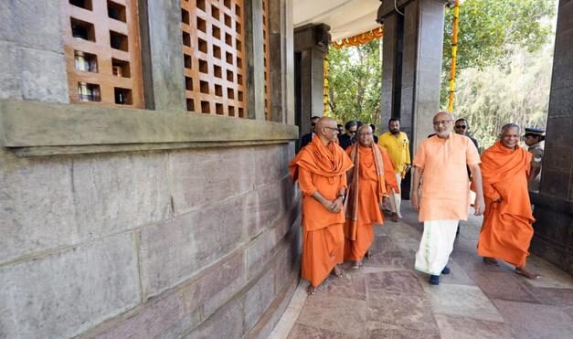 ശിവഗിരിയിൽ ഉപരാഷ്ട്രപതിക്ക് ചുവപ്പു പരവതാനി, ചങ്ങനാശ്ശേരിയിൽ പടിക്ക് പുറത്ത്