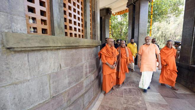 ശിവഗിരിയിൽ ഉപരാഷ്ട്രപതിക്ക് ചുവപ്പു പരവതാനി, ചങ്ങനാശ്ശേരിയിൽ പടിക്ക് പുറത്ത്